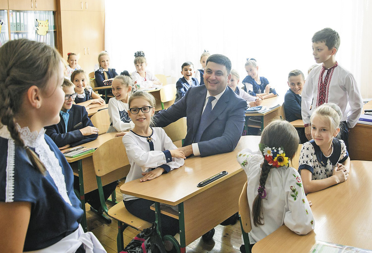 Прем’єр переконаний, що з 1 вересня в українській школі запрацюють нові стандарти. Фото з Урядового порталу